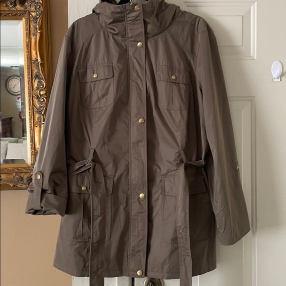 Adjustable sleeve and hood Ellen Tracy Trench Coat - Picture 5 of 11